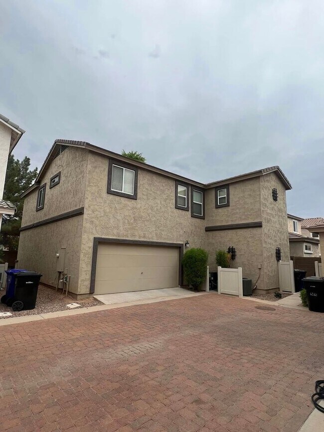 Building Photo - 4-bedroom and loft in the Willows with com...
