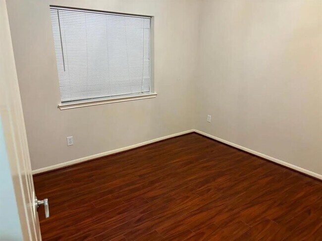 Building Photo - 123 Cove Cir