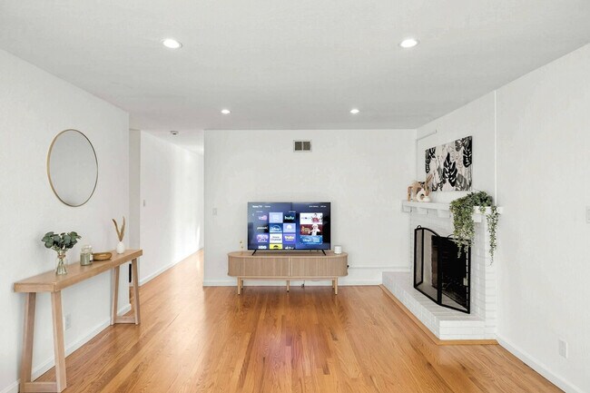 Building Photo - 2380 Aram Ave