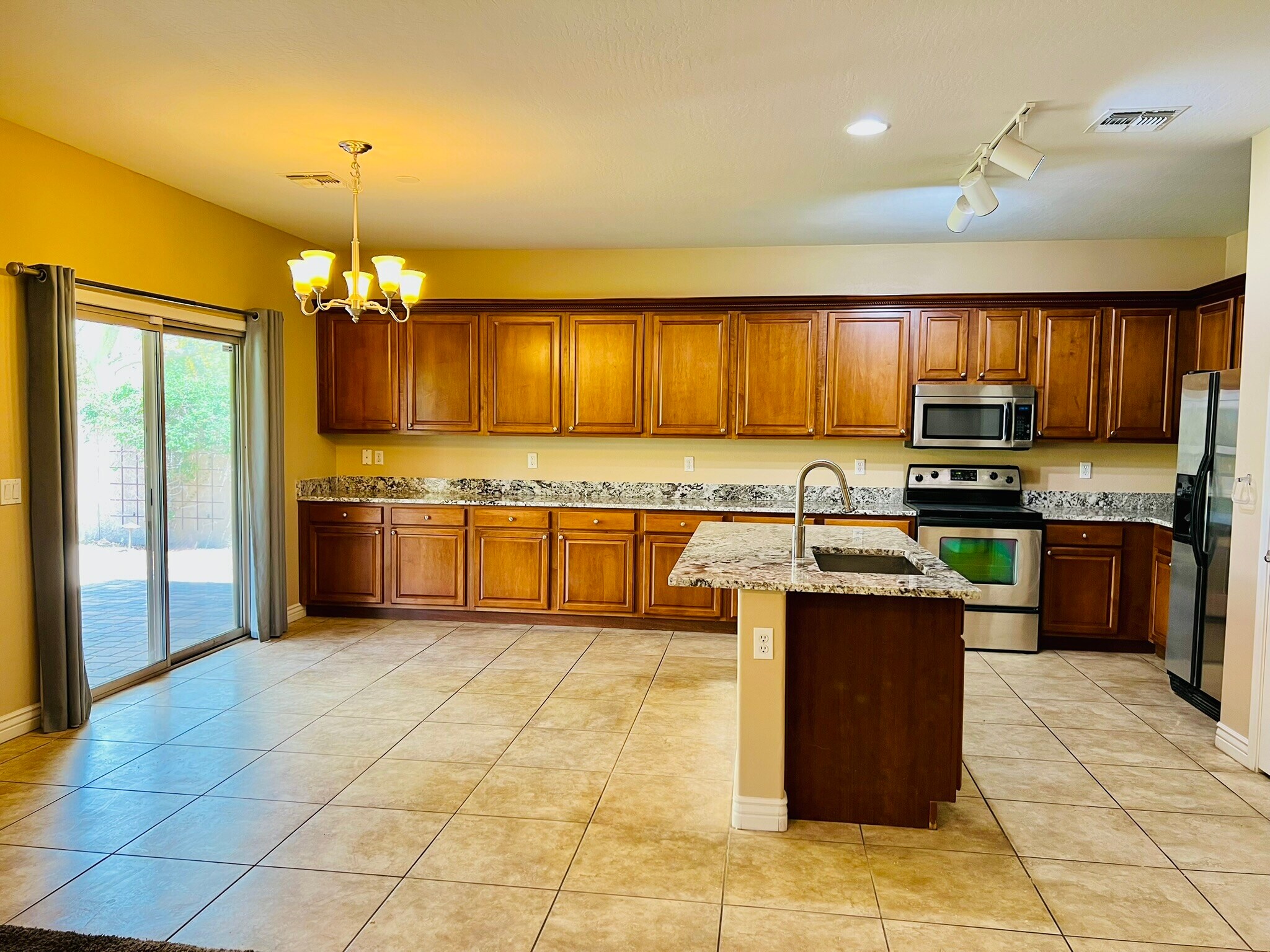 Building Photo - 1326 E Macaw Dr