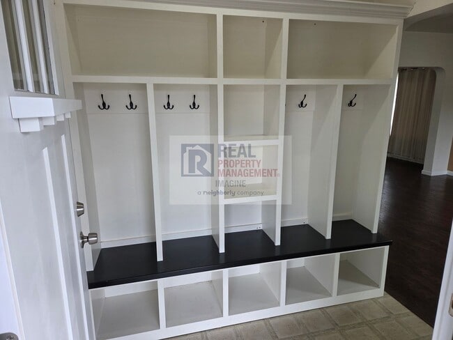 Building Photo - Check out this beautiful 4 bedroom, 2 bath...