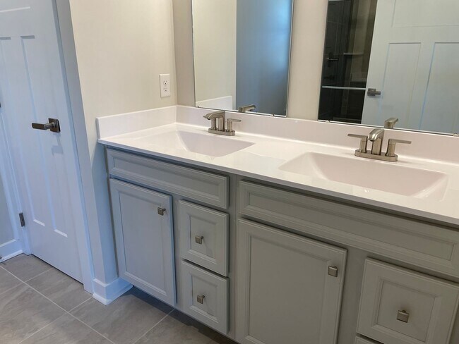 Building Photo - 3 Bedroom 2 Bath Home in Middle Creek Vill...