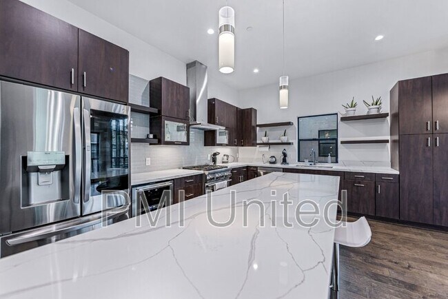 Building Photo - 425 W 9th St