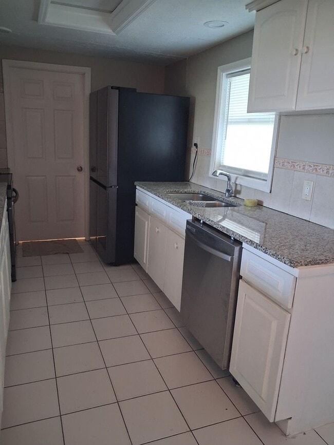 Building Photo - 3 Bedroom 2 bath on a dead end street