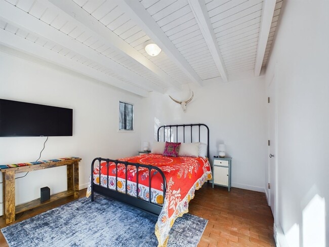 Building Photo - Beautiful Condo Available Now!