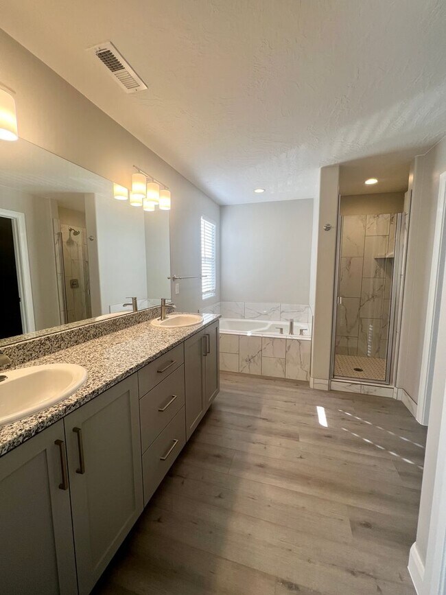 Building Photo - Beautiful newer 3 bedroom, 2.5 bathroom townhome! Amazing views!