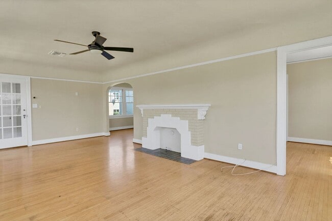 Building Photo - Great upstairs bungalow in Hillcrest with one car garage!