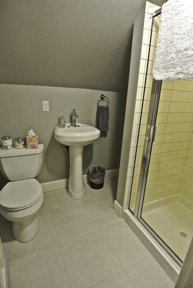 Building Photo - EXQUISITE 4 BED/3 BATH FURNISHED EASTLAKE ...
