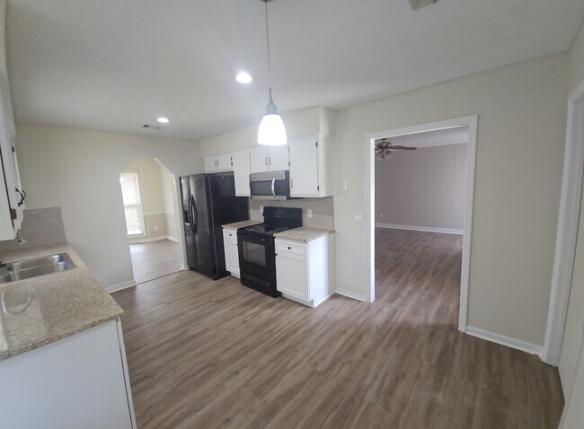 Building Photo - 5727 Lexington Dr