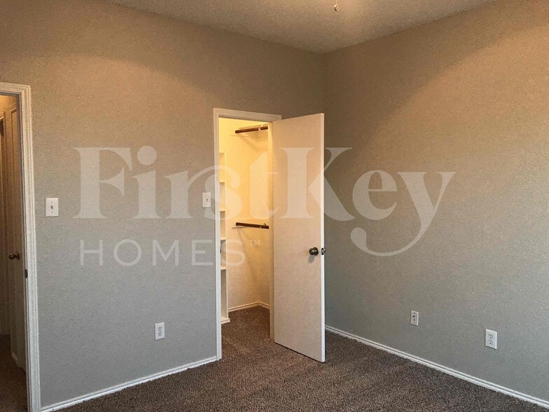 Building Photo - 429 W Clover Park Dr