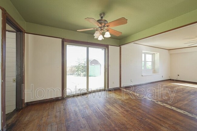 Building Photo - 1805 NE 53rd St