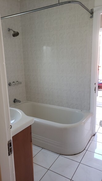 Classic 1930's Tub with Shower - 4049 Sunset Dr