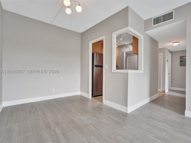Building Photo - 400 N Riverside Dr
