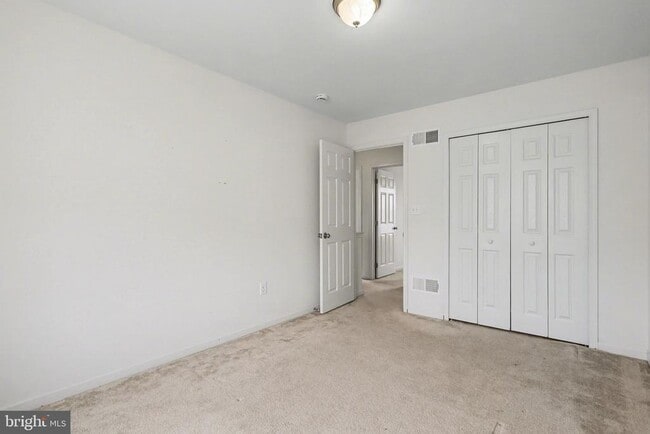 Building Photo - 27 E Imperial Dr