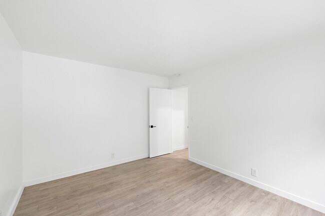 Building Photo - 219 Avenida Santa Barbara