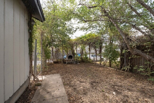 Building Photo - Updated 2 Bedroom, 1 Bath Duplex in a Grea...