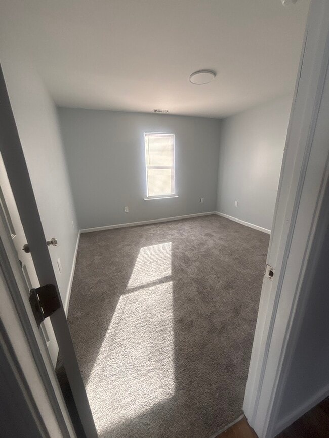 Building Photo - 4 bedroom 1 bath market rent and section 8