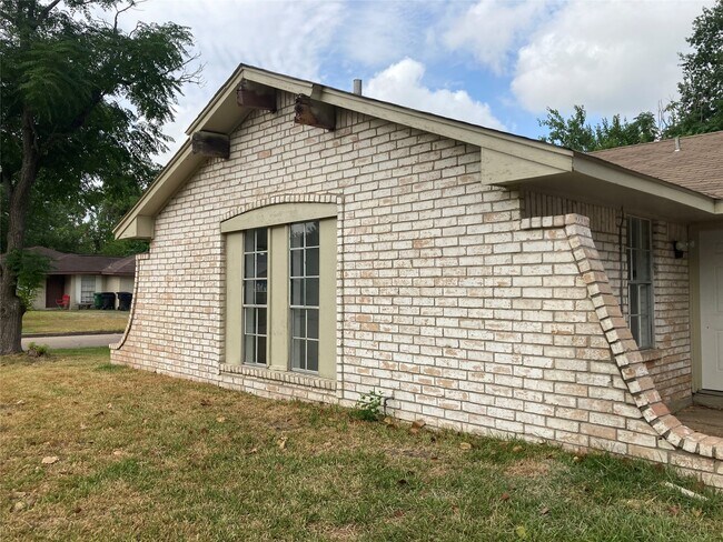 Building Photo - 5503 Dayport St