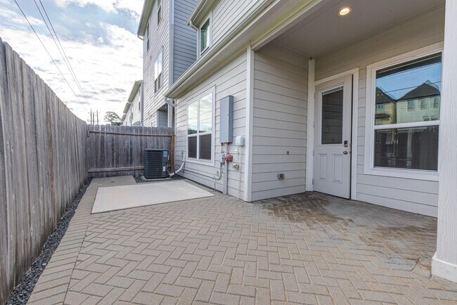 Building Photo - 11010 Cres Light Way