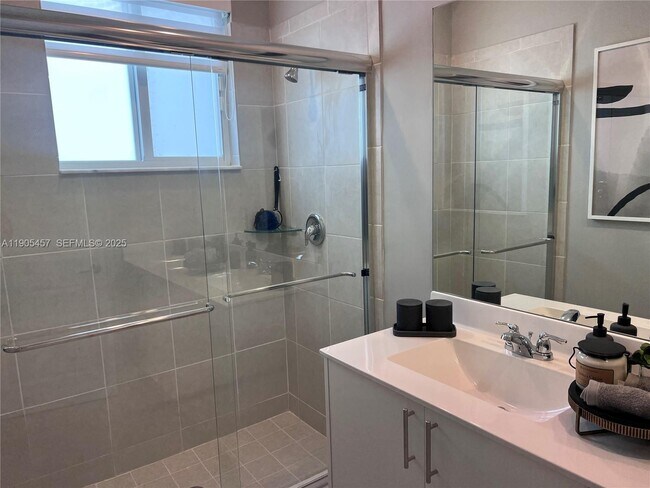 Building Photo - 640 SE 14th St