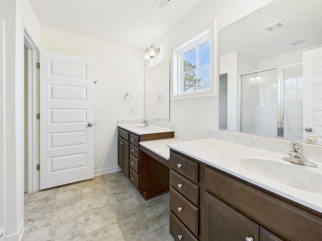 Building Photo - 6600 Wy Pt Dr