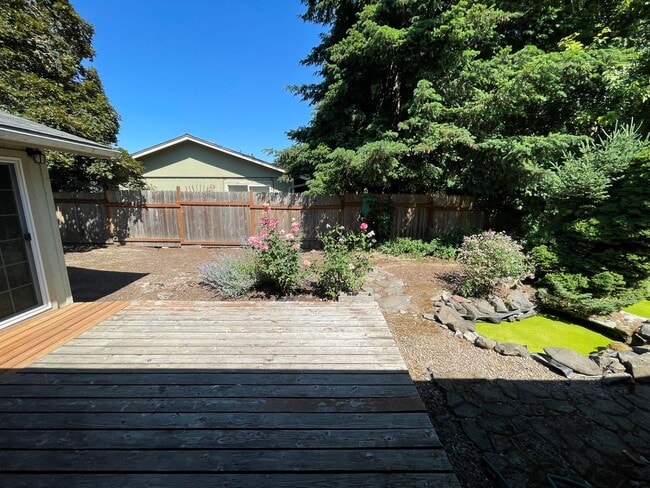 Building Photo - Hard to find 3 bedroom 2, bathroom.