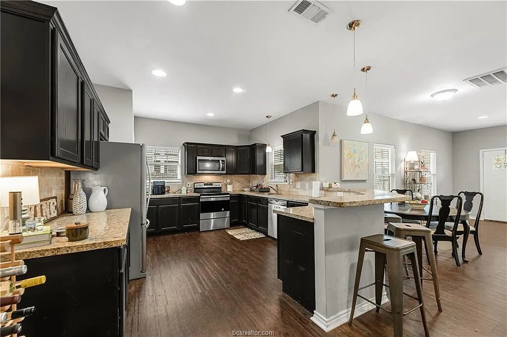 Building Photo - 410 Montclair Ave