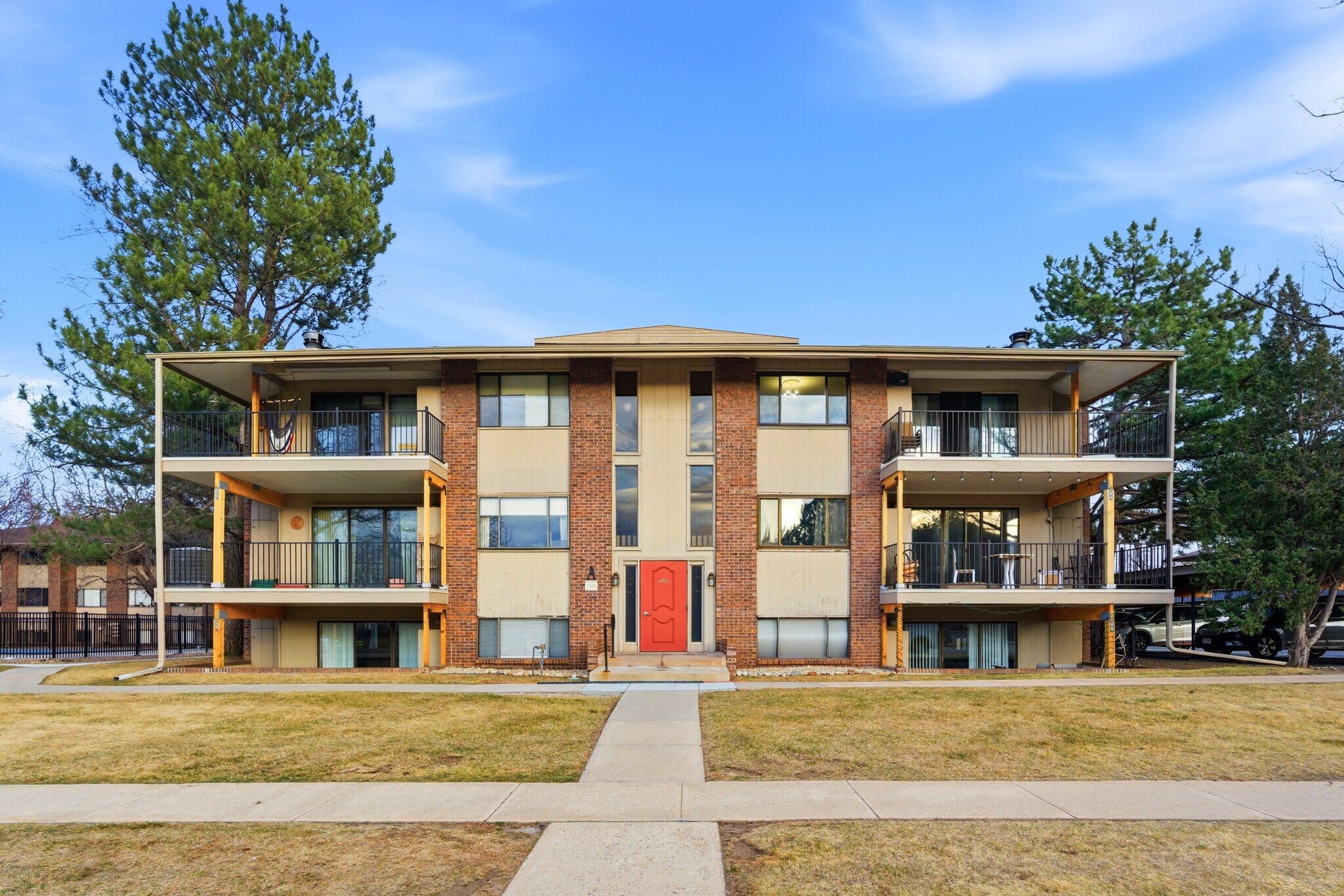 Building Photo - 600 Manhattan Dr