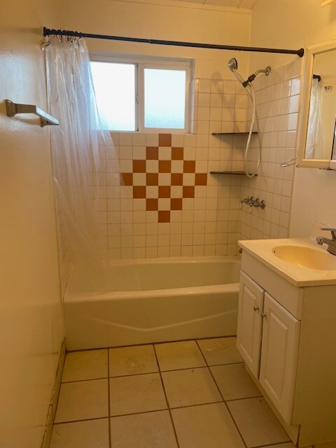 Bath room with bath tub & shower combo - 3121 Alma St