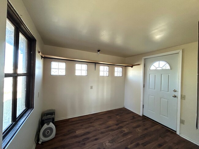 Building Photo - Unique 5 Bedroom Home