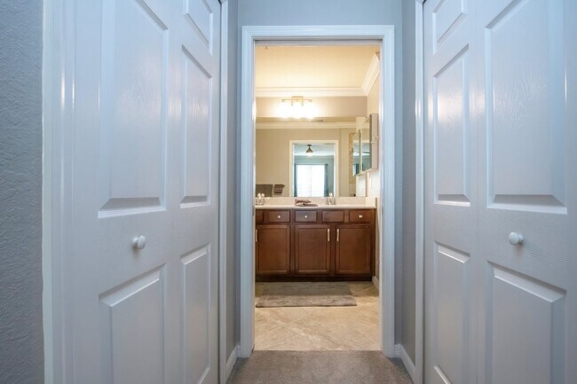 Building Photo - Like new 2BR, 2BA garage condo-Lakewood National