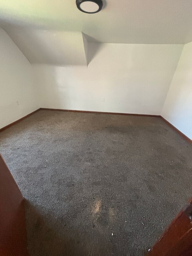 Building Photo - 3-Bedroom 1 Bath Bungalow style Home-Collinwood Area(Accepting Section 8, Eden and private pay Te...
