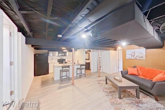 Building Photo - 695 Livernois St