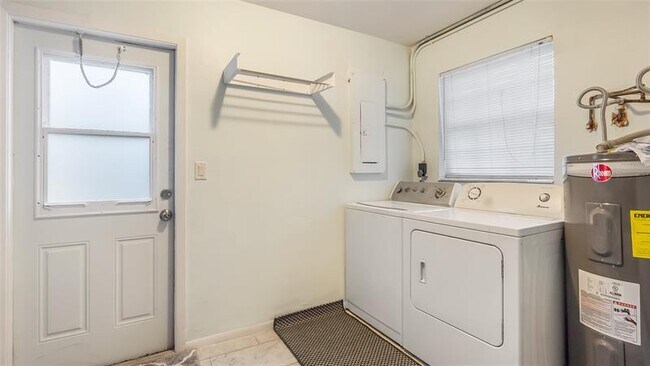 Building Photo - 152 SW 59th Ave