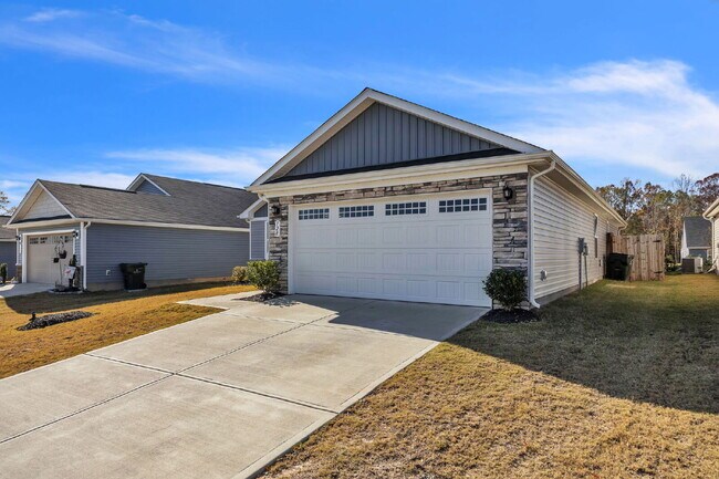 Building Photo - Beautiful 3BR / 2BA Craftsman-Style Home in Durbin Oaks in Fountain Inn $1995/mo***