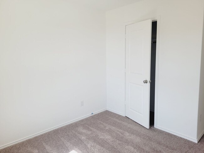 Building Photo - 2024 4-bed Home in Bulverde