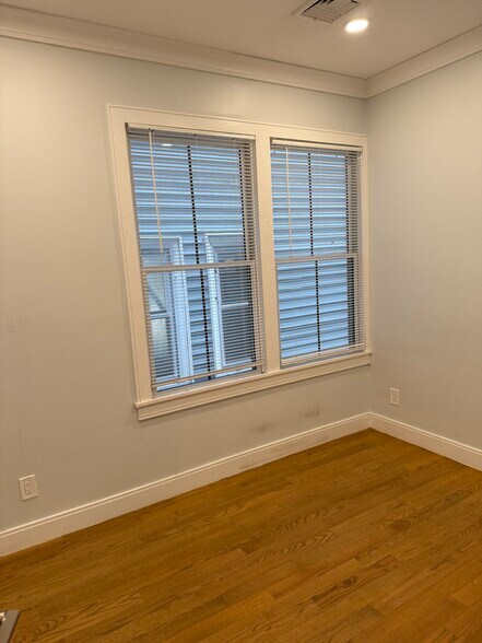 Building Photo - 134 Chelsea St