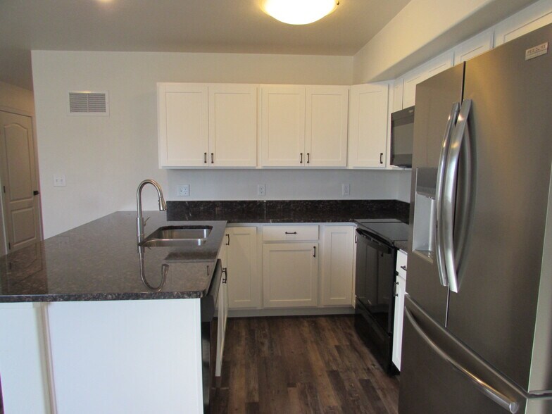 Building Photo - 652 Emma Ln