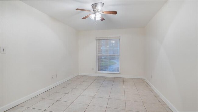 Building Photo - 875 Riverside Dr
