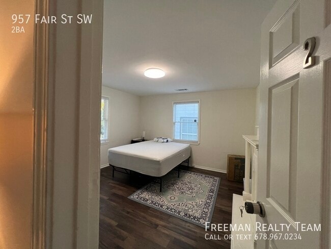 Building Photo - Newly Renovated Shared Student House Near ...