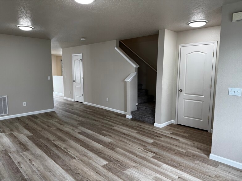 Building Photo - 172 W Tehuti Ct