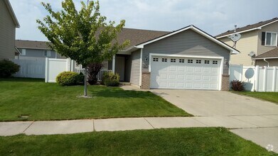 Building Photo - Clean 3 Bed 2 Bath in the Landings