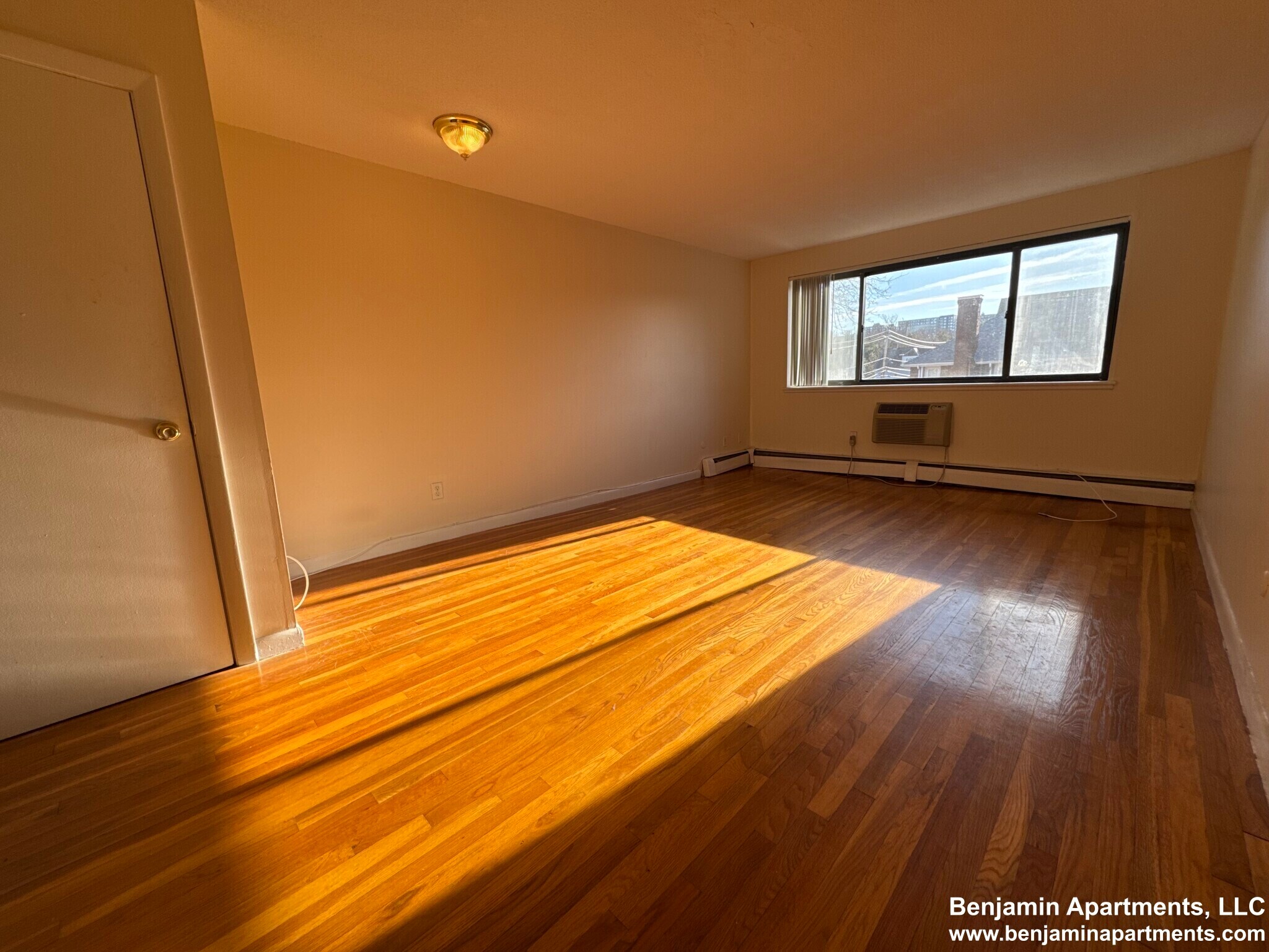 Building Photo - 99 Dustin St