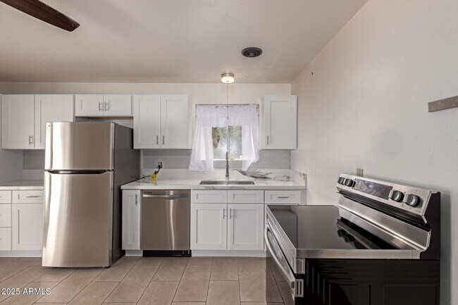 Building Photo - 1407 E El Camino Dr