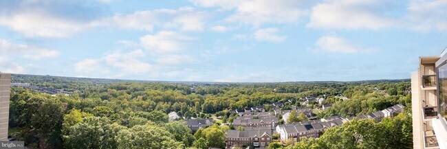 Building Photo - 307 Yoakum Pkwy