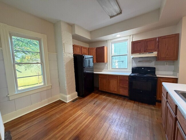 Building Photo - 606 Elm Ave