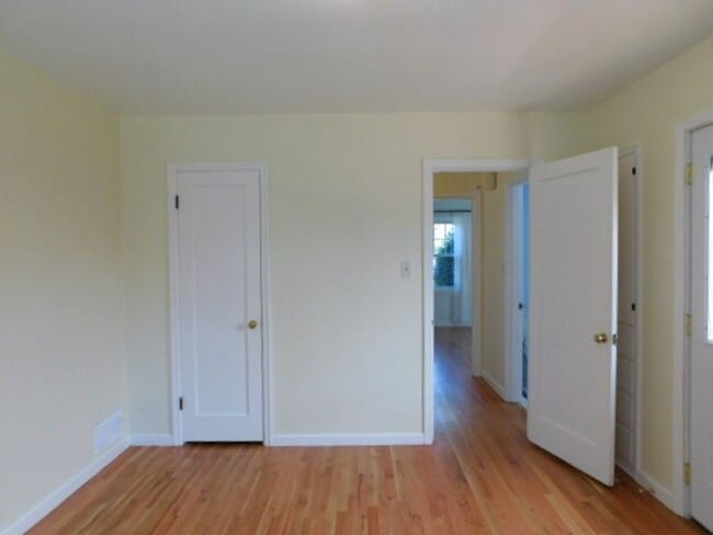 Building Photo - 3Bd/1Ba Two Story House w/ Basement - Avai...