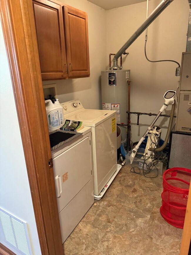 Building Photo - 2527 Oneida Ln