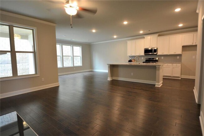 Building Photo - 2170 Manor Pointe Dr