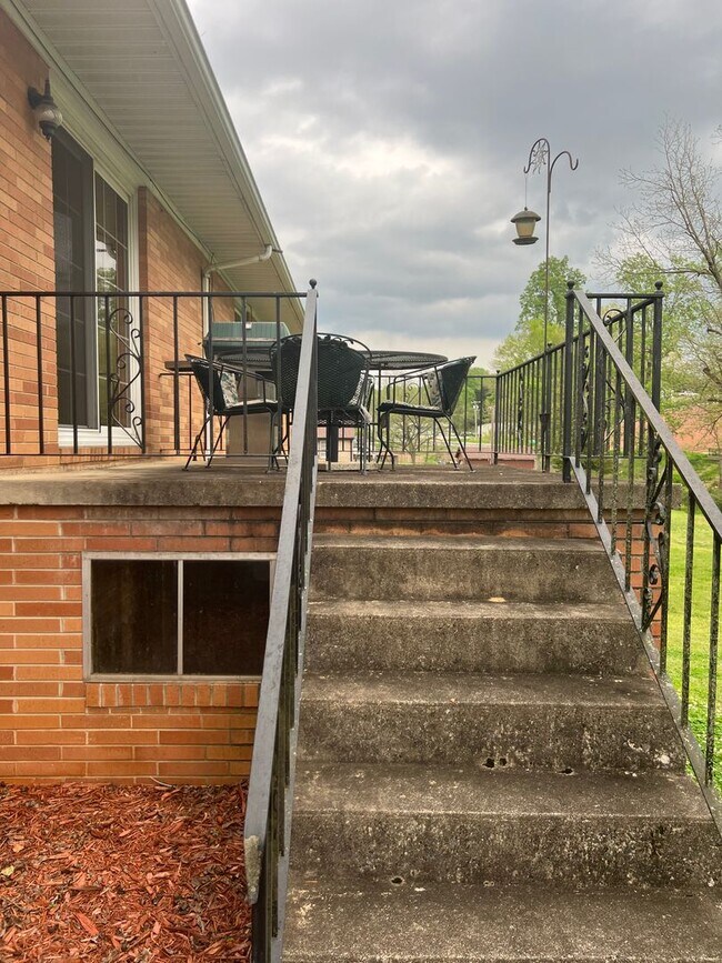 Building Photo - 733 Pine St